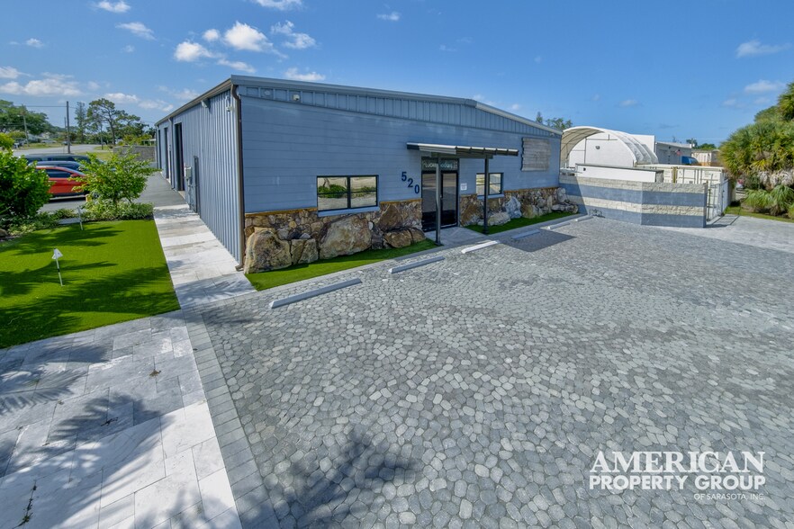 520 Colonia Ln E, Nokomis, FL à vendre - Photo du bâtiment - Image 2 de 28