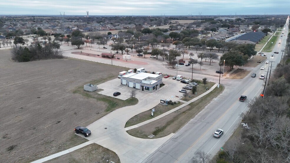 1210 E Bear Creek Rd, Glenn Heights, TX à vendre - Vidéo sur l’inscription commerciale - Image 2 de 36