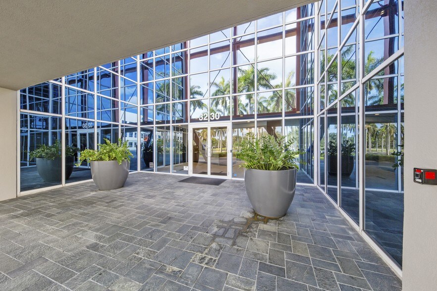3250 W Commercial Blvd, Fort Lauderdale, FL à louer - Photo du bâtiment - Image 3 de 10