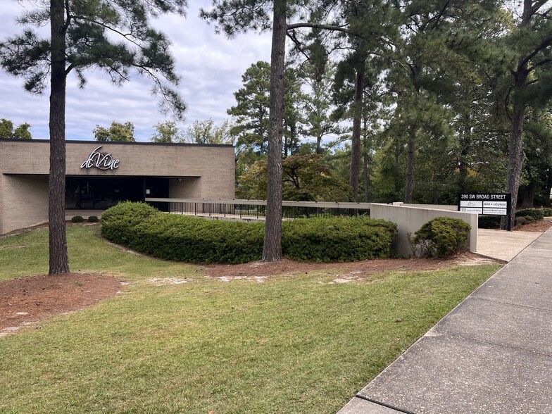 390 SW Broad St, Southern Pines, NC for lease - Building Photo - Image 1 of 7