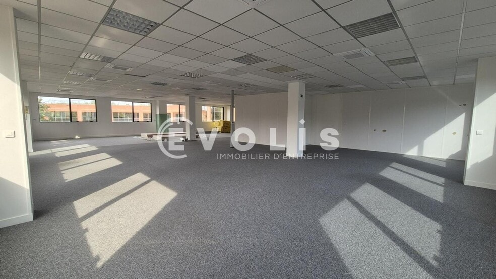 Office in Saint-Thibault-des-Vignes for lease - Interior Photo - Image 3 of 12