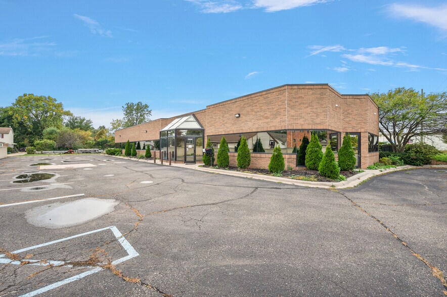 33830 Harper Ave, Clinton Township, MI à louer - Photo du bâtiment - Image 3 de 13