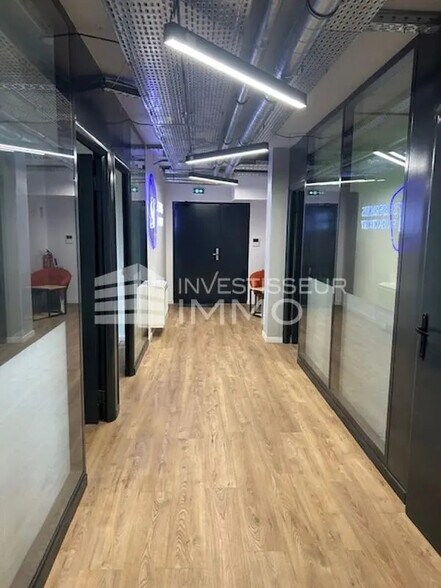 Office in Suresnes for lease - Interior Photo - Image 2 of 7
