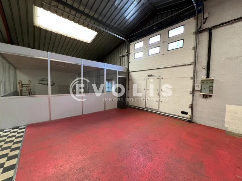 Flex in Trévoux for lease - Interior Photo - Image 2 of 5