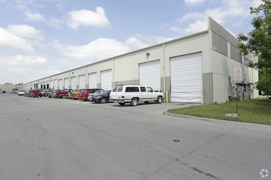307 N Rogers Rd, Irving, TX à louer - Photo du bâtiment - Image 2 de 21