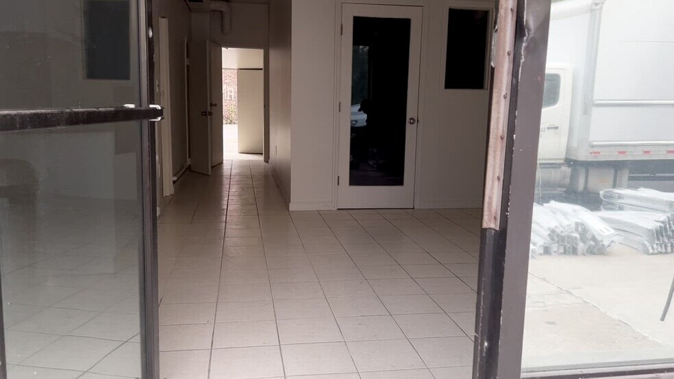 36-15 33rd St, Astoria, NY à louer - Vidéo sur l’inscription commerciale - Image 2 de 3