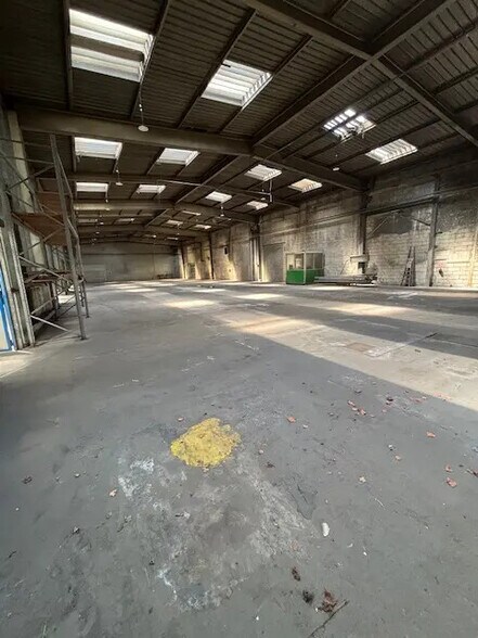 Flex dans Saint-Priest à louer - Photo du bâtiment - Image 3 de 9