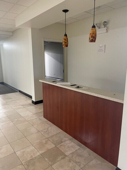 4901 W Irving Park Rd, Chicago, IL à louer - Photo intérieure - Image 3 de 17