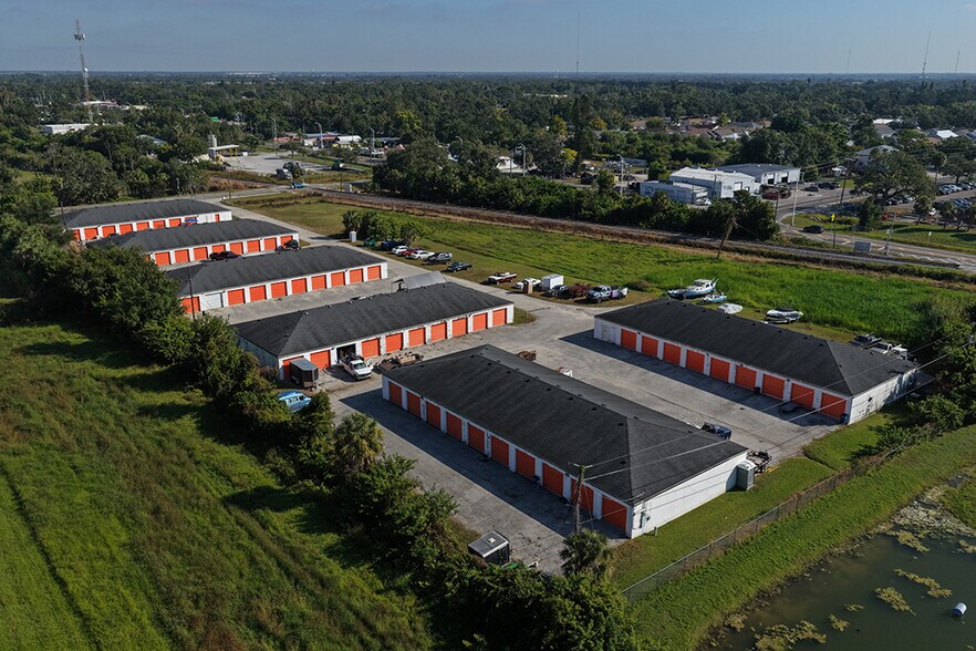 1326 37th Ave, Bradenton, FL à vendre - Photo du bâtiment - Image 2 de 3