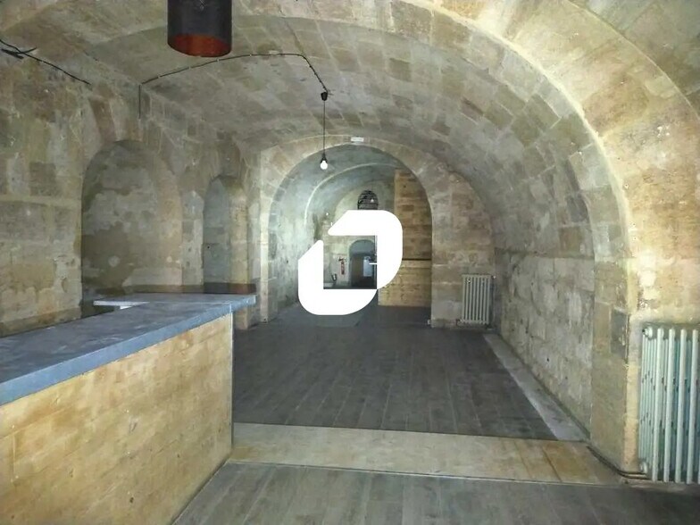 Retail in Bordeaux for sale - Interior Photo - Image 1 of 9