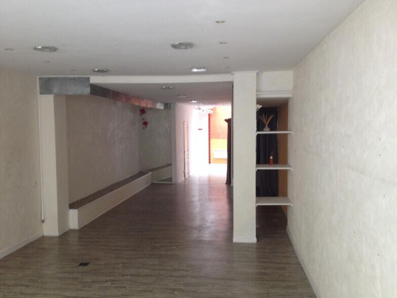 Retail in Limoges for lease - Interior Photo - Image 2 of 4