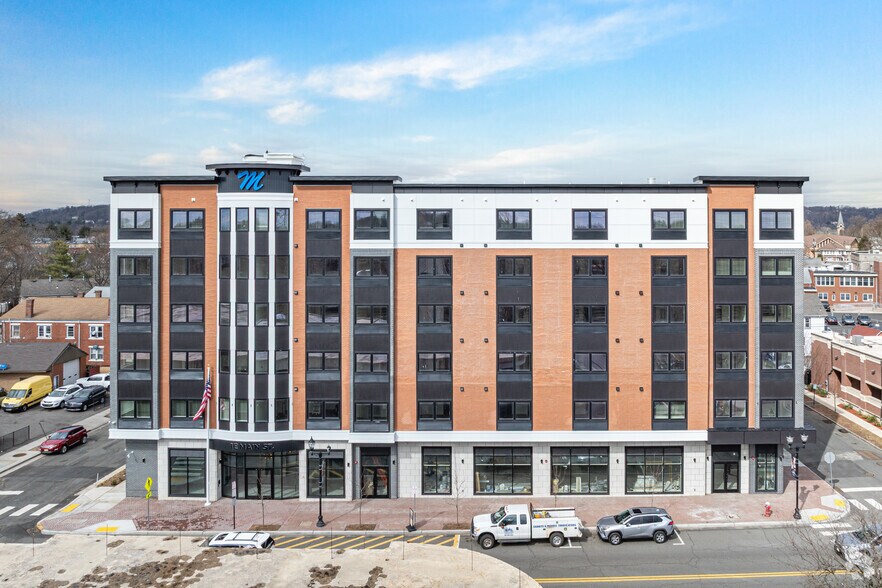 1 E Main St, Bound Brook, NJ à louer - Photo du bâtiment - Image 2 de 28