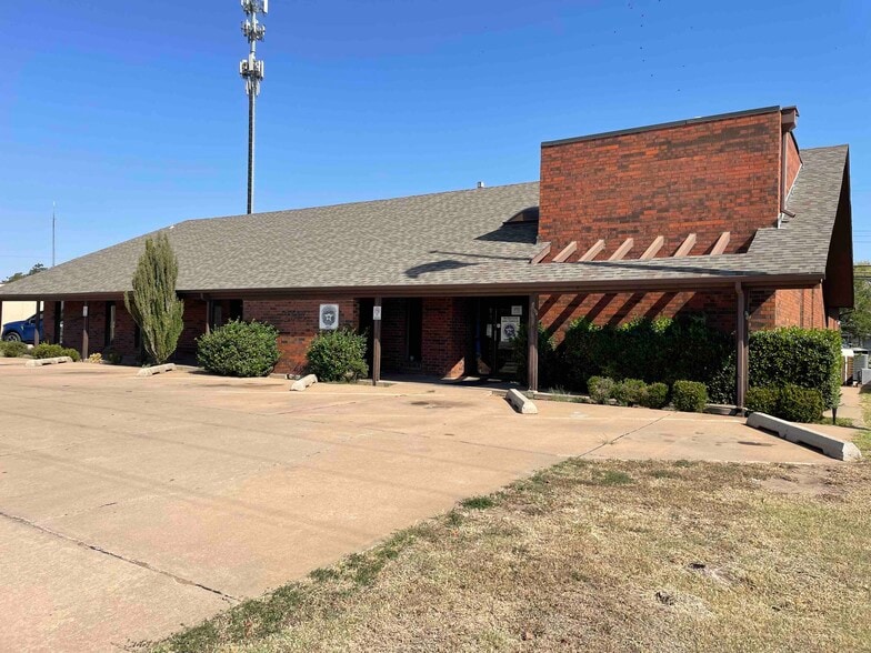 2613 N Van Buren St, Enid, OK for lease - Building Photo - Image 1 of 3