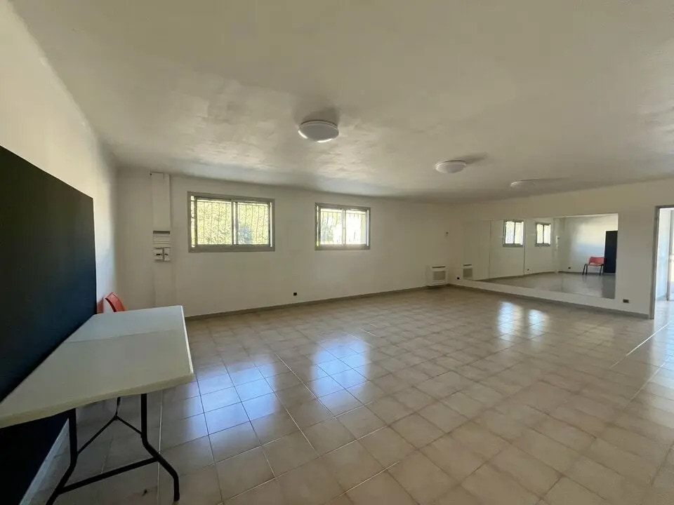 Office in Velleron for lease Interior Photo- Image 1 of 7