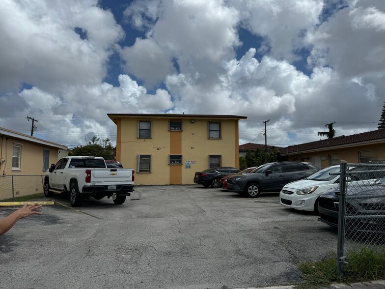 231 E 7th St, Hialeah, FL à vendre - Photo du b timent - Image 1 de 35