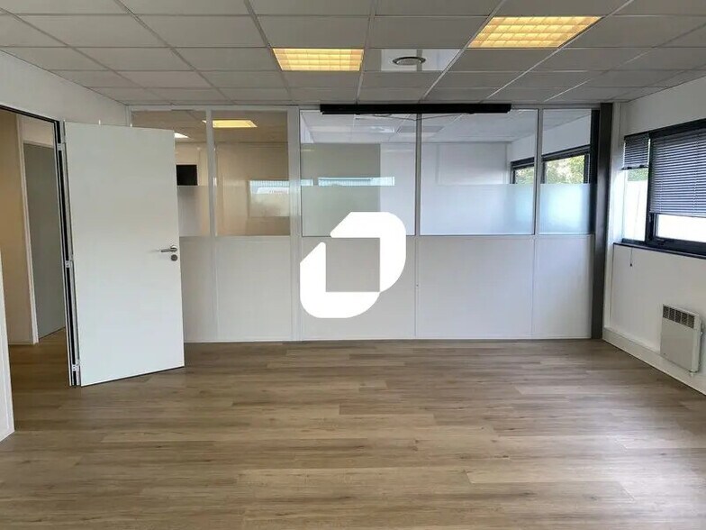 Office in Mérignac for lease - Interior Photo - Image 1 of 12