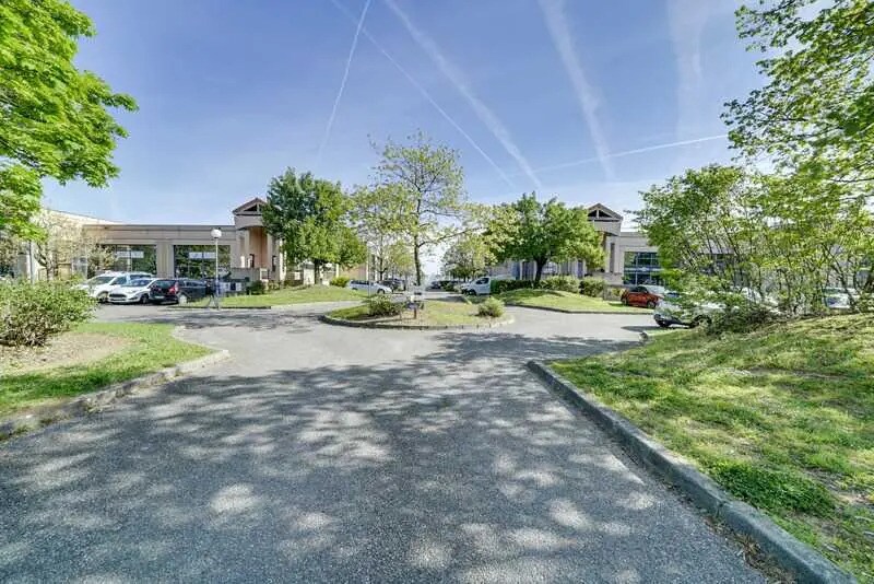 Bureau dans Bron à louer - Photo du bâtiment - Image 2 de 15