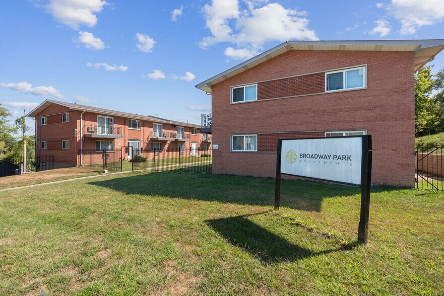 Broadway Park & One Loop Apartments portefeuille de 2 propriétés à vendre sur LoopNet.ca - Photo du bâtiment - Image 2 de 13