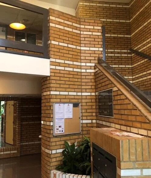 Rue Albert Einstein, Champs-sur-Marne for lease - Lobby - Image 3 of 10