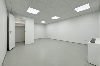 305 E 55th St, New York, NY for lease Interior Photo- Image 2 of 4