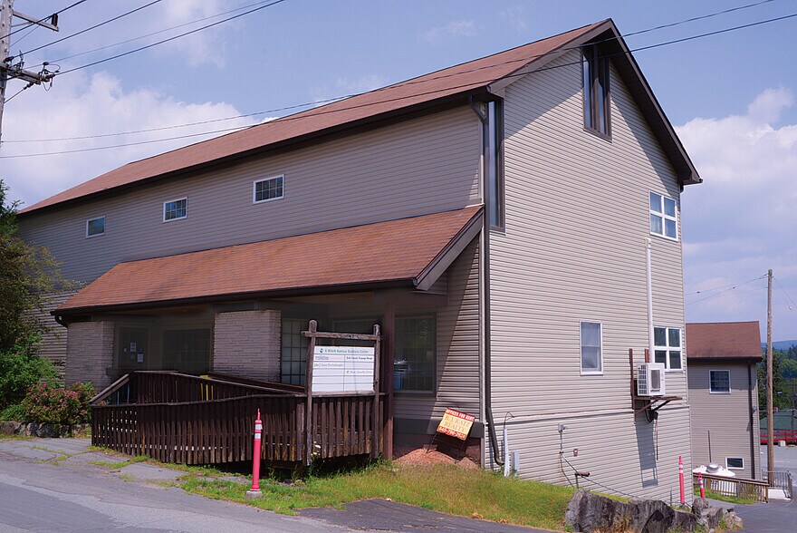 7 Wierk Ave, Liberty, NY à louer - Photo du bâtiment - Image 2 de 5