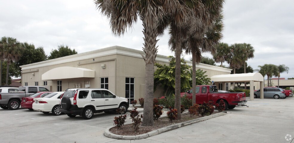 5205 Village Blvd, West Palm Beach, FL à louer - Photo du bâtiment - Image 2 de 54