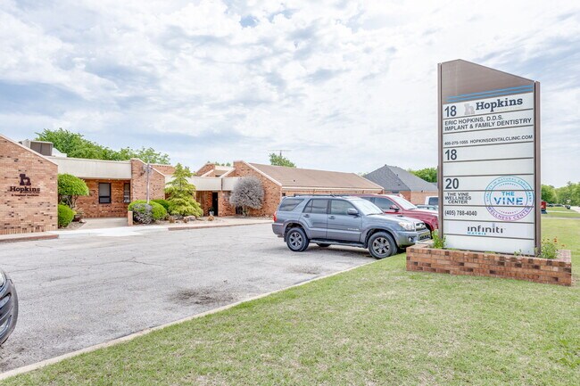 Plus de détails pour 20 E Dunloup Rd, Shawnee, OK - Bureau à vendre