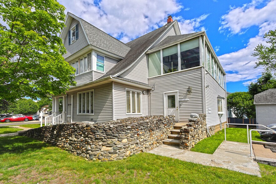 71 Bridgeport Ave, Milford, CT à vendre - Photo du bâtiment - Image 2 de 5