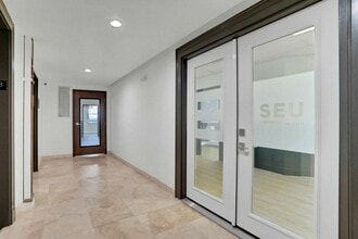 300 W Adams St, Jacksonville, FL for sale Lobby- Image 2 of 4
