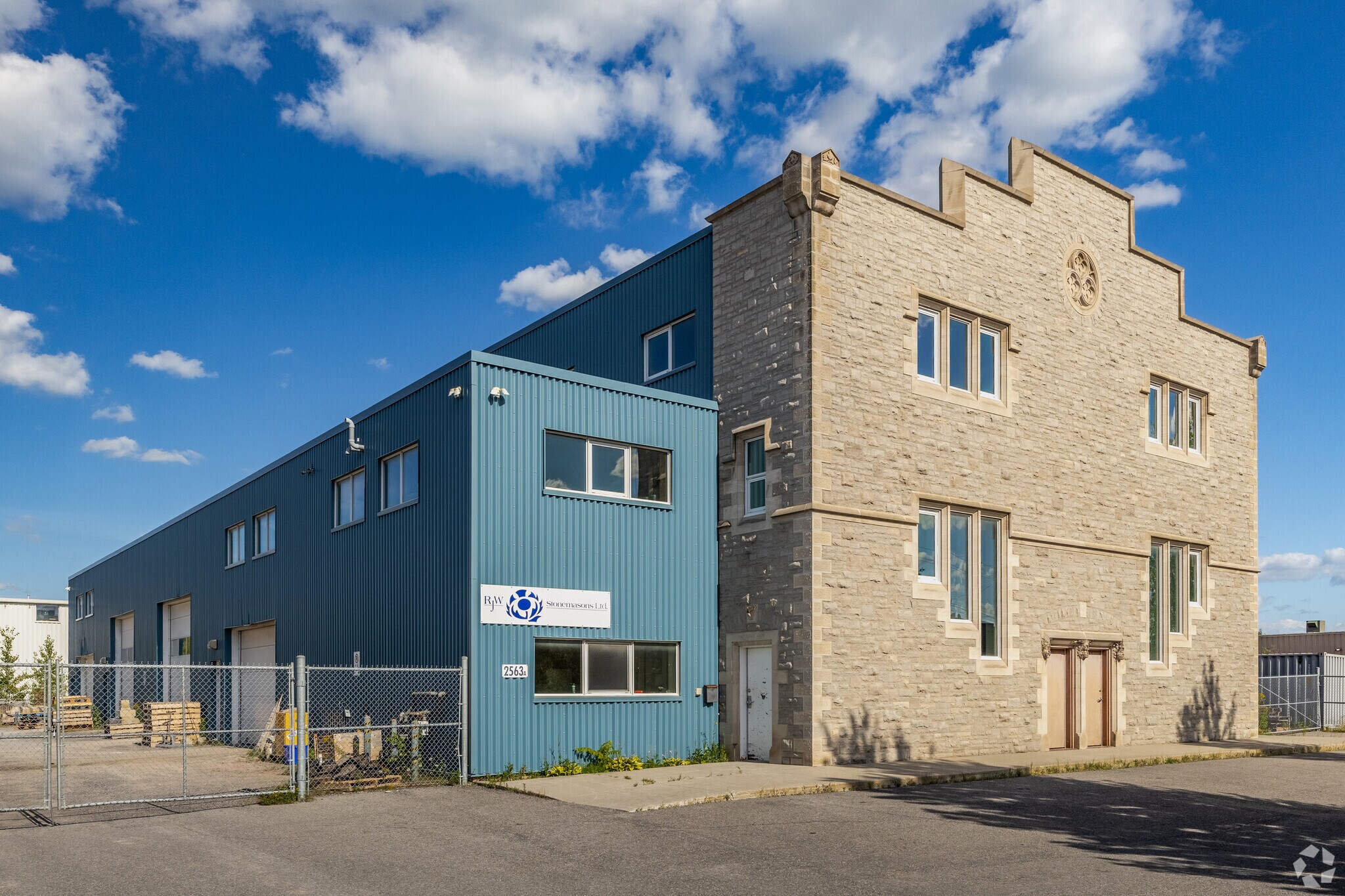 2563 Edinburgh Pl, Ottawa, ON for lease Primary Photo- Image 1 of 10