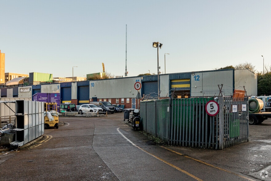 12 Northend Rd, Erith for lease - Building Photo - Image 3 of 4