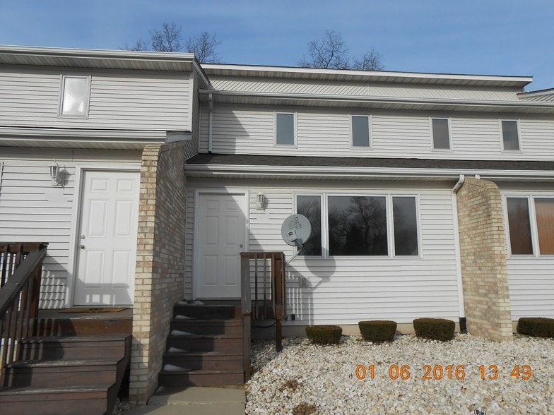 Porter Townhome portfolio of 3 properties for sale on LoopNet.ca - Primary Photo - Image 1 of 2