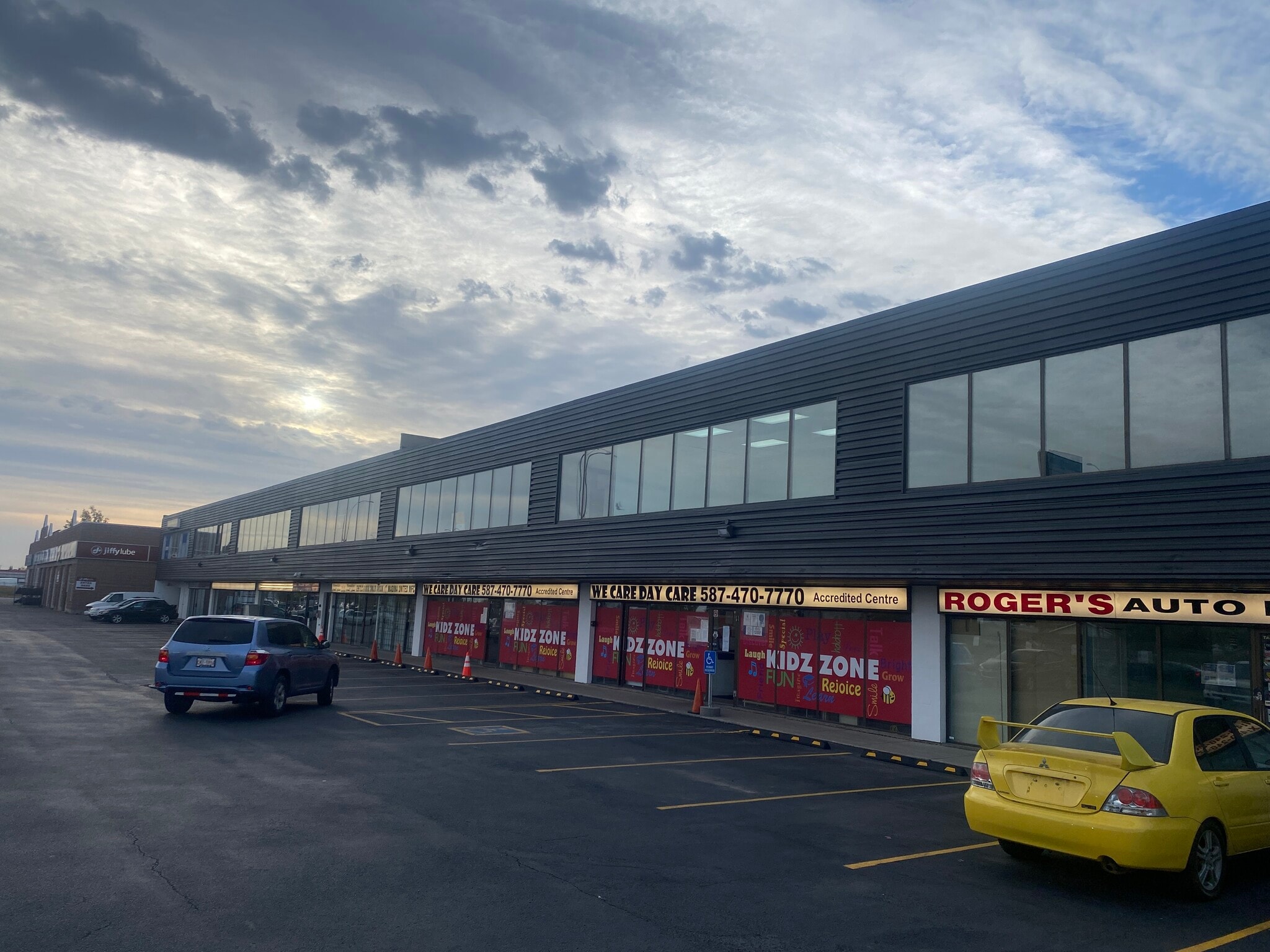 5701 17th Ave SE, Calgary, AB à louer Photo principale- Image 1 de 7