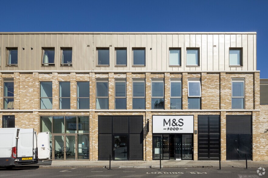 150a-170 Penwith Rd, Londres à louer - Photo du bâtiment - Image 2 de 2