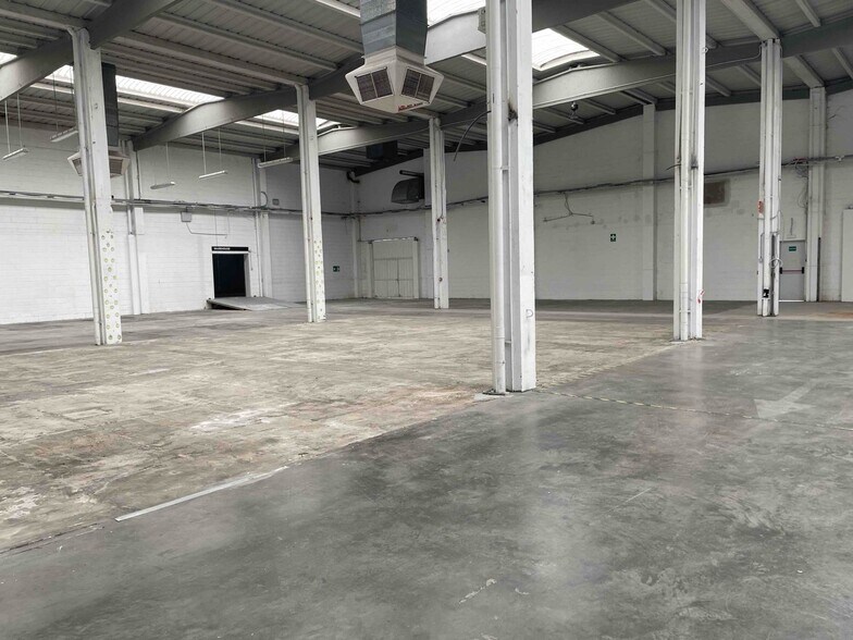 Naves en Torrejón portfolio of 3 properties for sale on LoopNet.ca - Building Photo - Image 2 of 12