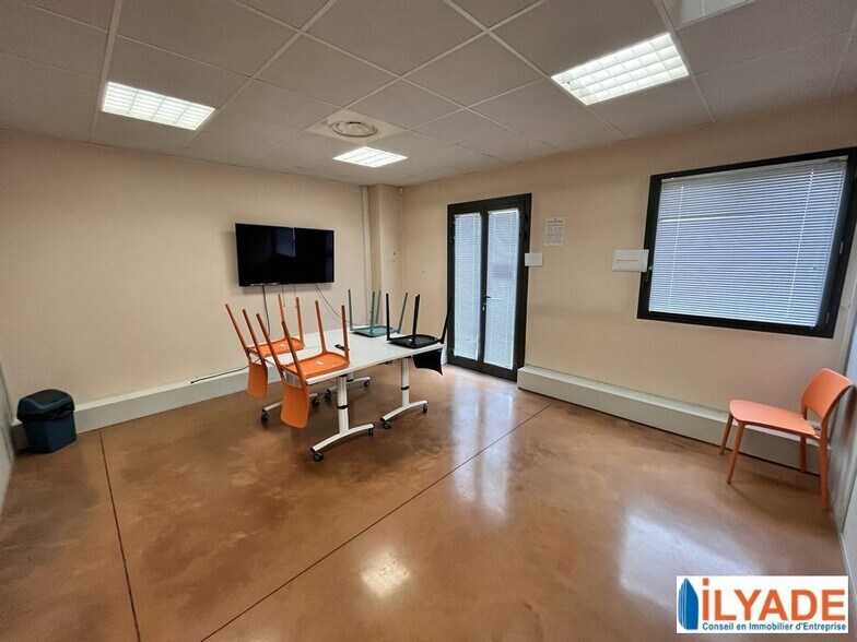Office in Aubagne for lease - Interior Photo - Image 2 of 4