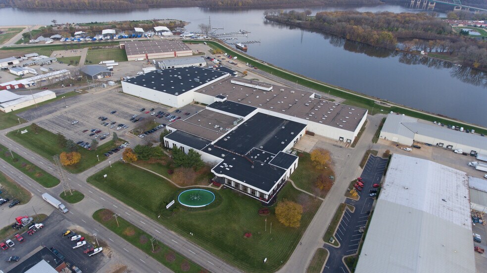 2460 Kerper Blvd, Dubuque, IA à louer - Photo du bâtiment - Image 2 de 6