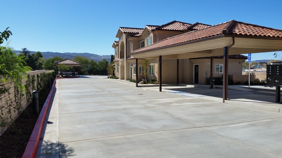 1378-1380 Patricia Ave, Simi Valley, CA à vendre - Photo du bâtiment - Image 2 de 30
