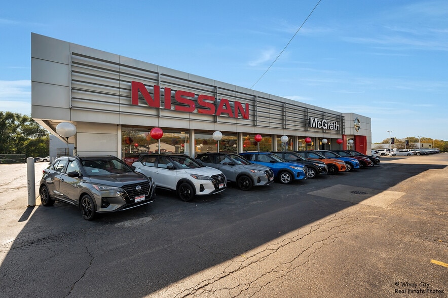 945 E Chicago St, Elgin, IL à vendre - Photo du bâtiment - Image 2 de 31