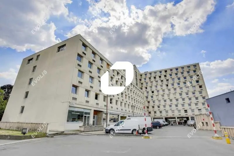 Office in Saint-Ouen-sur-Seine for lease - Building Photo - Image 1 of 8