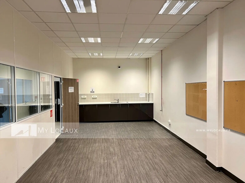 Flex in Gennevilliers for lease - Interior Photo - Image 2 of 7