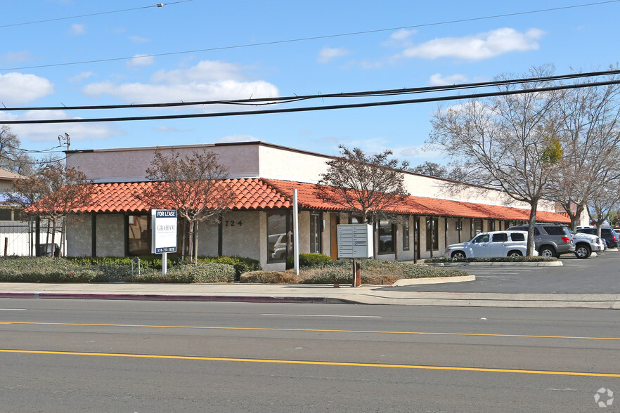 724 N Ben Maddox Way, Visalia, CA for sale - Primary Photo - Image 2 of 8