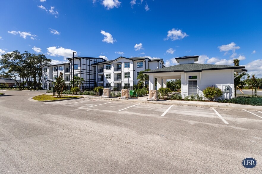 1445 Sportsman Ln NE, Palm Bay, FL à louer - Photo du bâtiment - Image 2 de 4