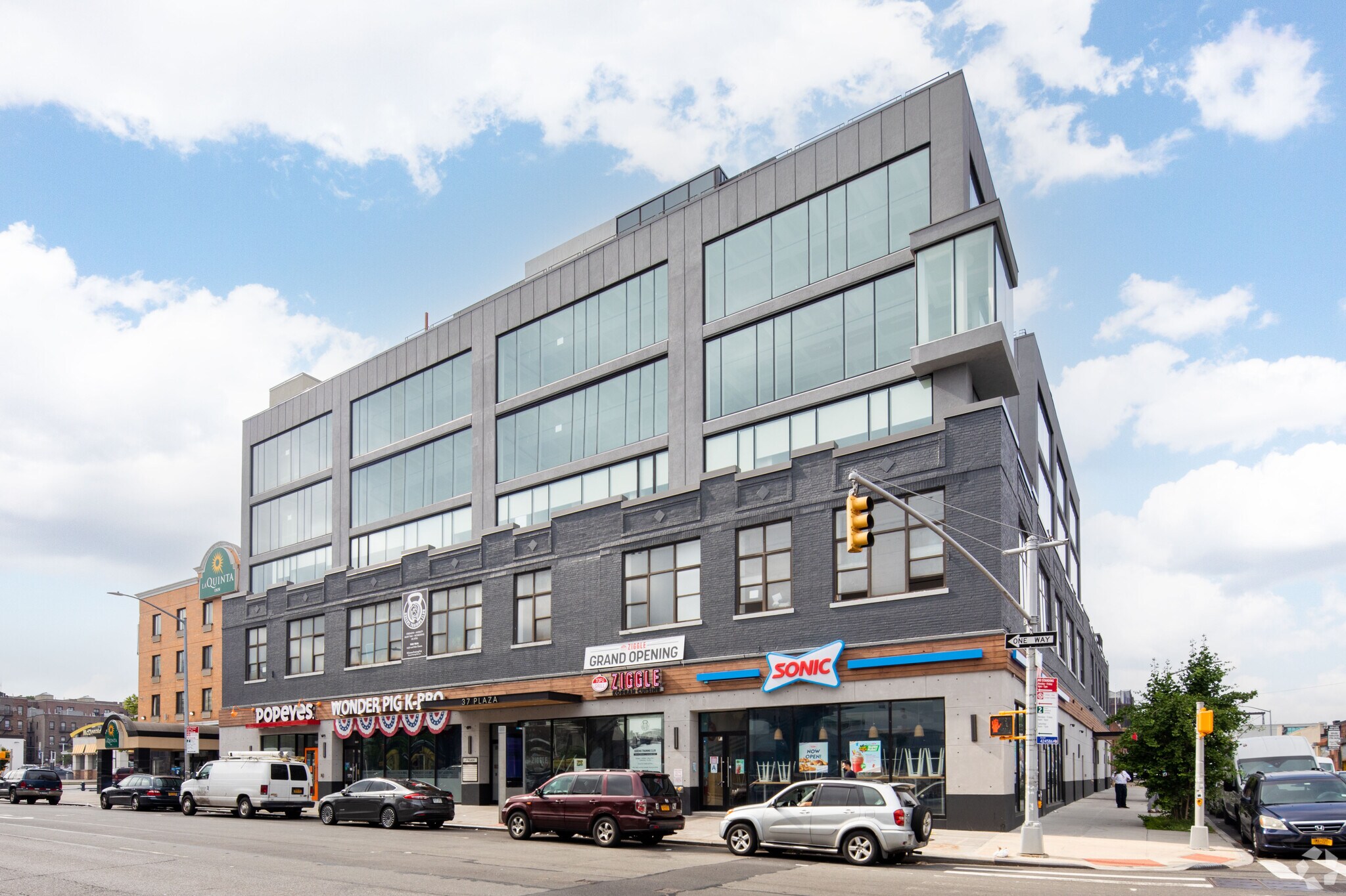 3702 Queens Blvd, Long Island City, NY à louer Photo du bâtiment- Image 1 de 7