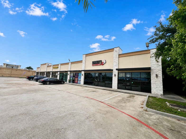 6314 Fallbrook Dr, Houston, TX à louer - Photo du bâtiment - Image 2 de 4