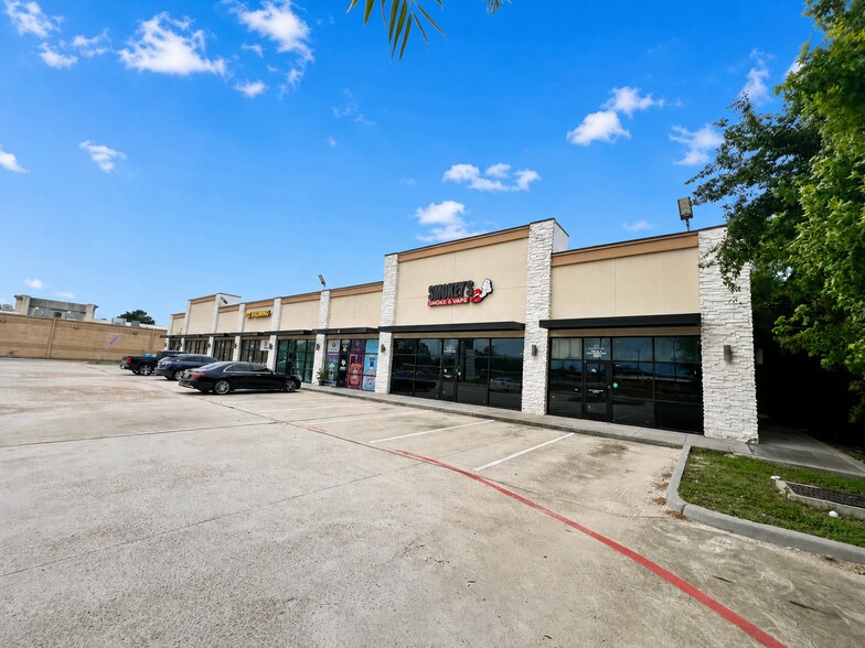 6314 Fallbrook Dr, Houston, TX à louer - Photo du bâtiment - Image 2 de 4