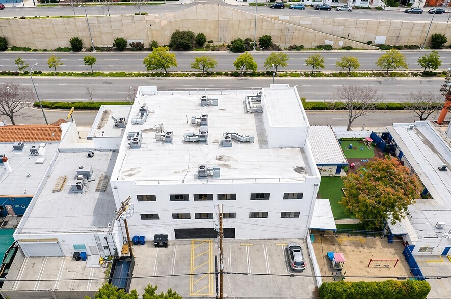10537 Santa Monica Blvd, Los Angeles, CA à louer - Photo du bâtiment - Image 3 de 5