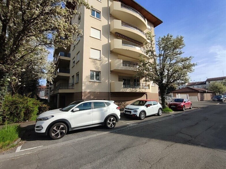 Bureau dans Bourgoin-Jallieu à vendre - Photo du bâtiment - Image 2 de 12