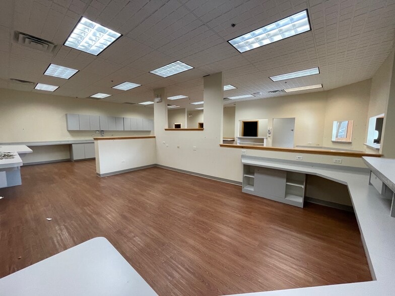 4861 W 95th St, Oak Lawn, IL for lease - Interior Photo - Image 3 of 17