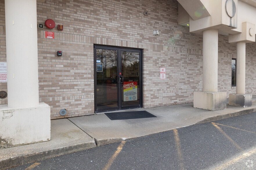 1134 Jericho Tpke, Commack, NY for lease - Building Photo - Image 3 of 8